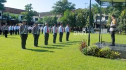 Kapolres Jombang Beri Penghargaan Anggota Berprestasi Ungkap Pil Dobel L dan 876 Botol Arak Bali