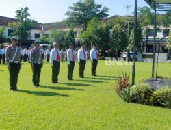 Kapolres Jombang Beri Penghargaan Anggota Berprestasi Ungkap Pil Dobel L dan 876 Botol Arak Bali