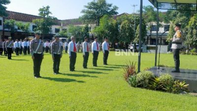 Kapolres Jombang Beri Penghargaan Anggota Berprestasi Ungkap Pil Dobel L dan 876 Botol Arak Bali