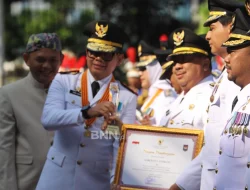 Jombang Raih Peringkat 4 Nasional EPPD 2025, Bupati Warsubi Terima Penghargaan di Kemendagri