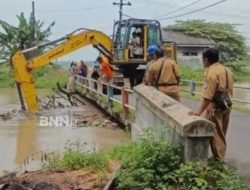 PUPR Jombang Bersihkan Sangkrah Sungai Watudakon Kesamben