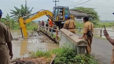 PUPR Jombang Bersihkan Sangkrah Sungai Watudakon Kesamben
