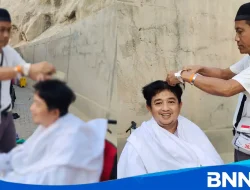 Kanit Reskrim Polsek Ngunut Layani Cukur Rambut Gratis Jamaah Haji di Mina, Tuai Apresiasi