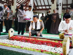 Hari Bhayangkara ke-80, Kapolri Jenderal Listyo Sigit Ziarah ke Makam Gus Dur di Tebuireng Jombang
