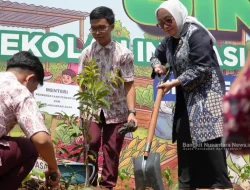 Khofifah Perkuat Ketahanan Pangan Sekolah di Jombang